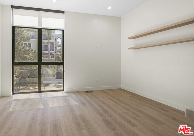 Building Photo - 426 Arnaz Dr