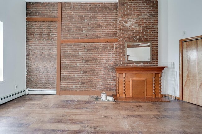 Building Photo - 1093 Summit Ave