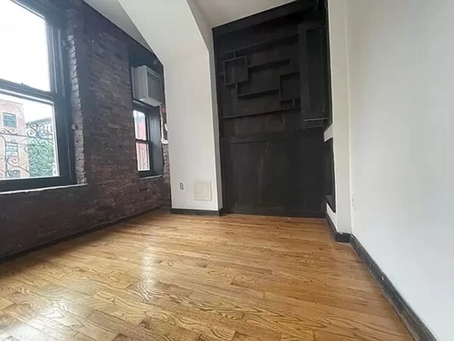 Building Photo - 443 E 12th St