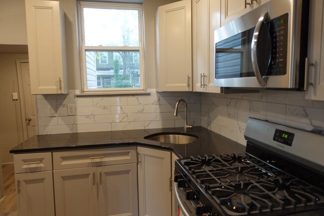 Building Photo - 1440 N Allison St