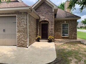 Building Photo - Super Cute One Level Home in Gardens at Ga...