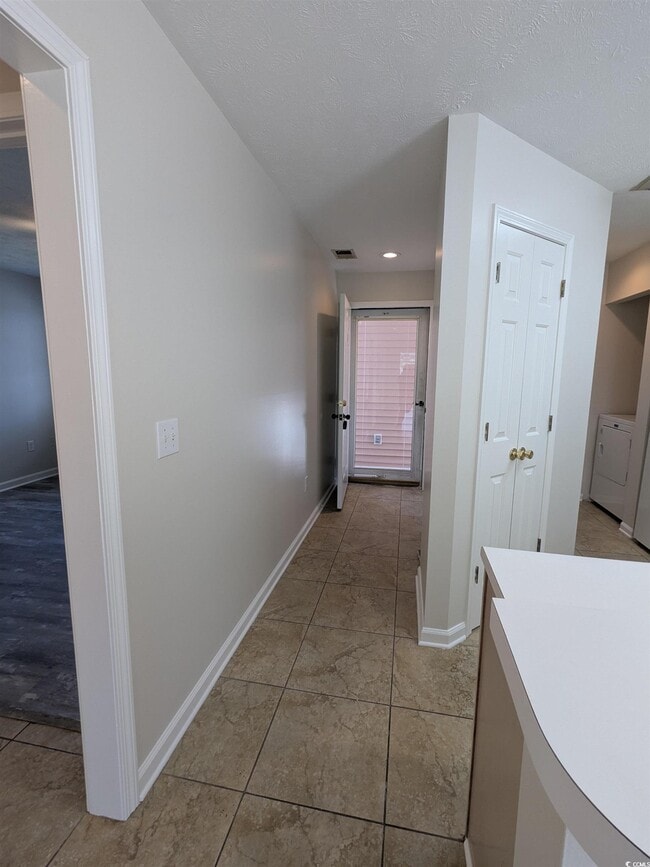 Foto del edificio - 627 Waterway Village Blvd