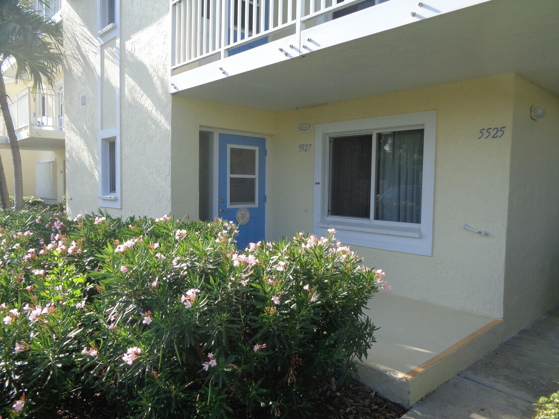 Primary Photo - 5527 NE Gulfstream Way
