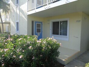Building Photo - 5527 NE Gulfstream Way