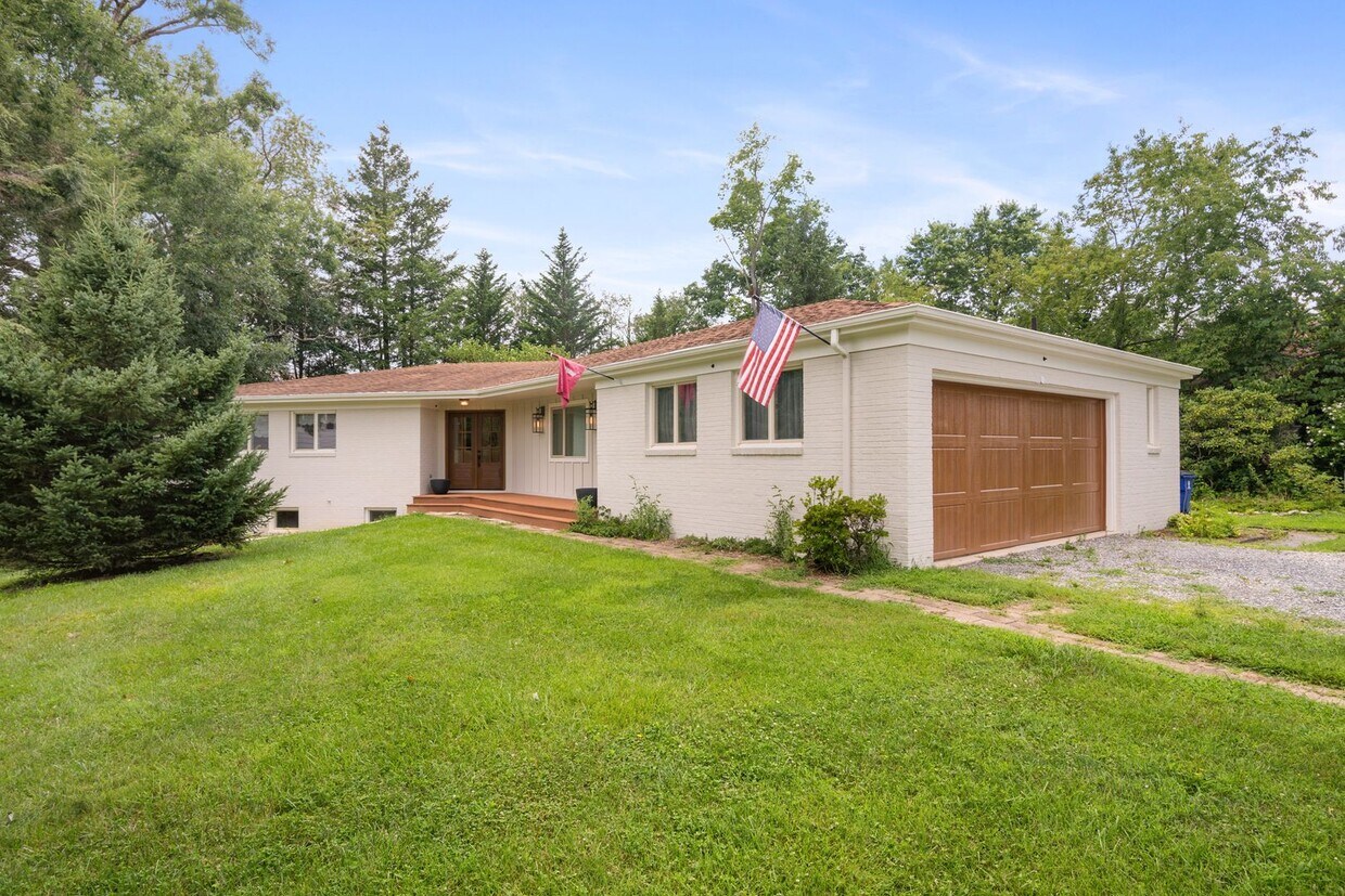 Foto principal - 5 Bed/4.5 Bath Undergrads OK Close to VT