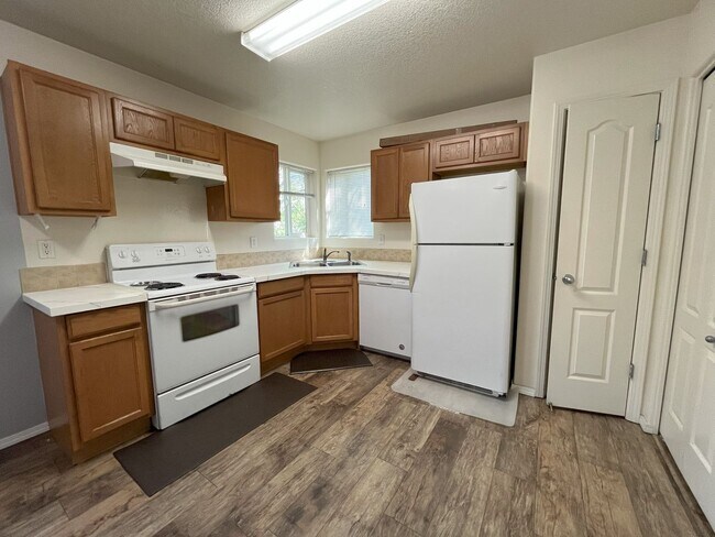 Foto del edificio - Bright 2-Bedroom Condo with Laminate Floor...