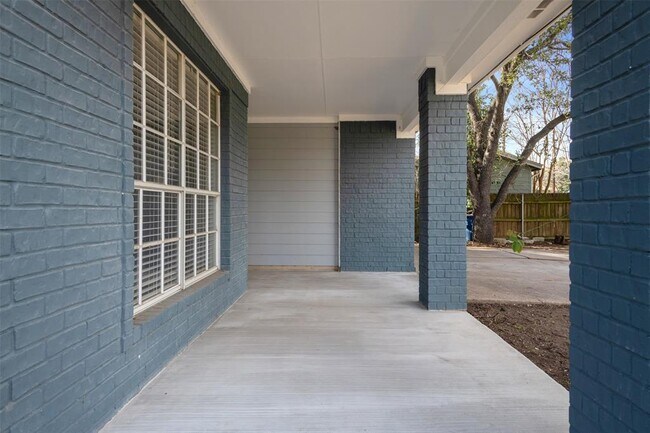 Building Photo - 3313 Blumie St
