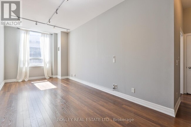 Photo du bâtiment - 500-500 St Clair Ave W