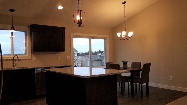 Building Photo - Single Family Home - Great location!