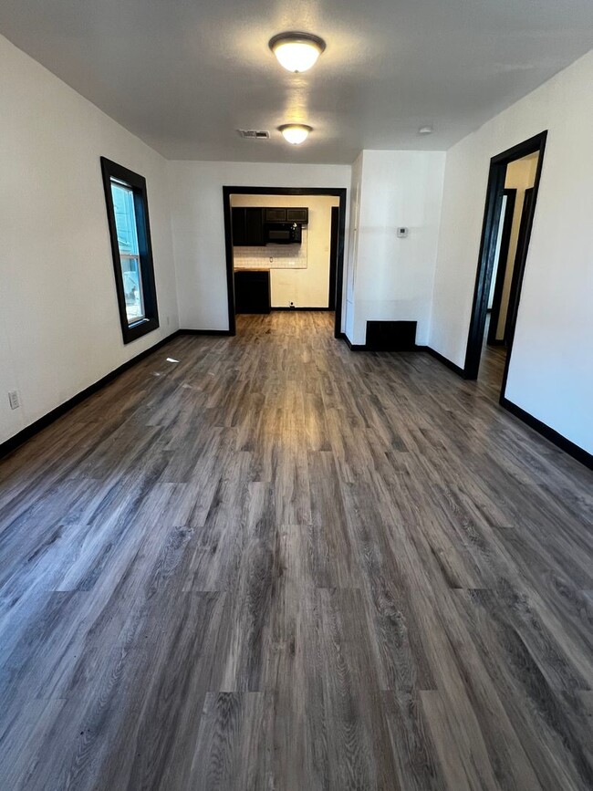 Foto del edificio - 2 Bedroom 1 Bath Remodeled Farmhouse for Rent