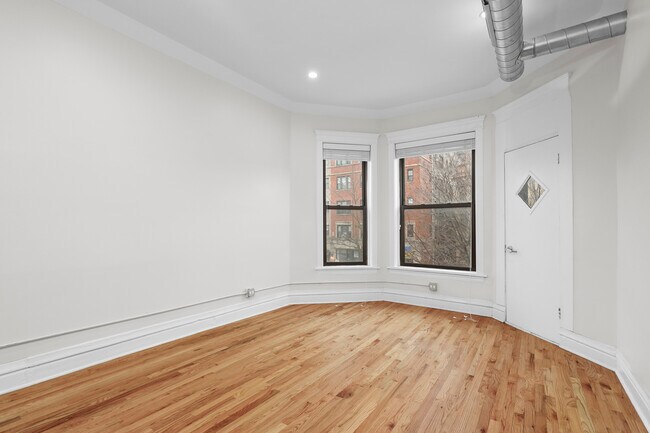 Building Photo - 846 W Sheridan Rd