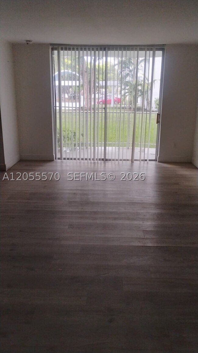 Foto del edificio - 486 NW 165th St