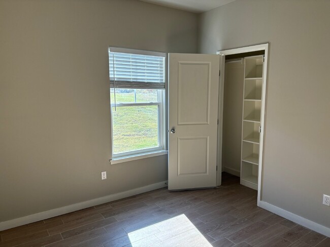 Building Photo - Move in Special!! 260$ off rent for the fi...