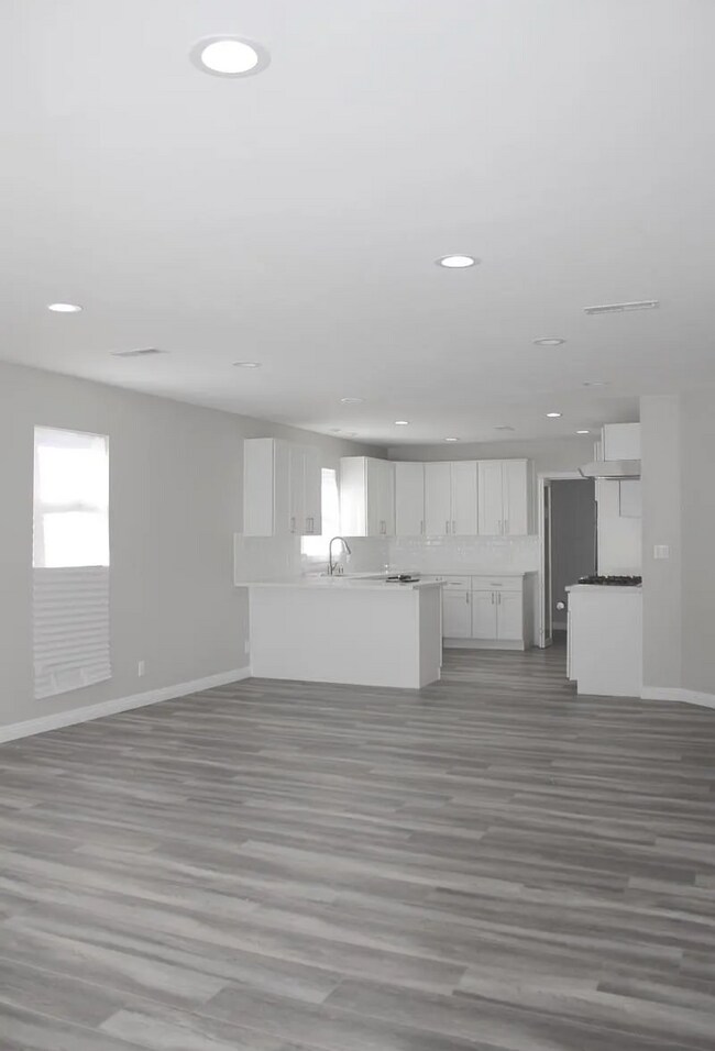 Building Photo - 2215 S Highland Ave