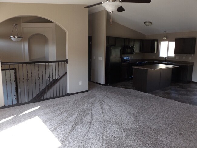 Foto del edificio - BEAUTIFUL 4 BEDROOM | 3 BATH | TOWNHOME | GARAGE | WEST SIDE
