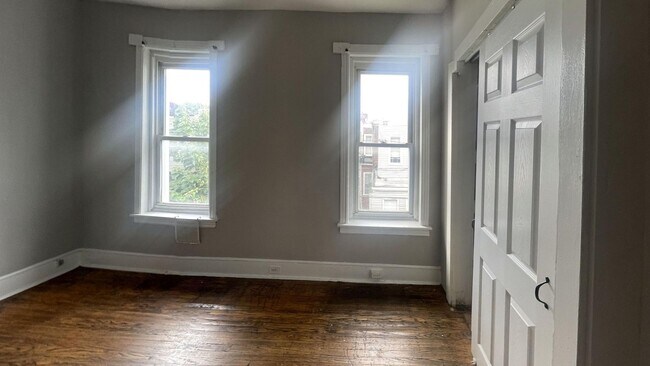 Foto del edificio - Spacious 4-Bedroom Home with Excellent Tra...