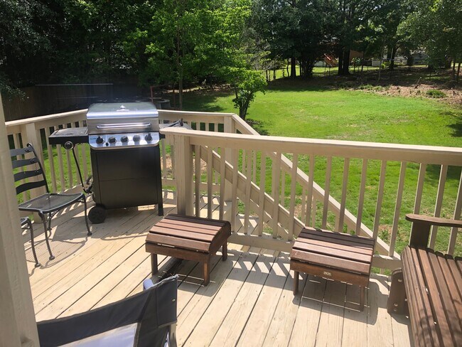 Spacious & private back yard - 1304 Claire St