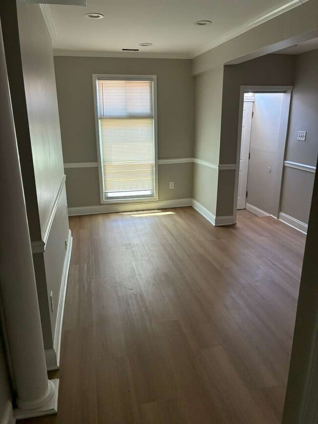 Building Photo - 211 N Streeper St