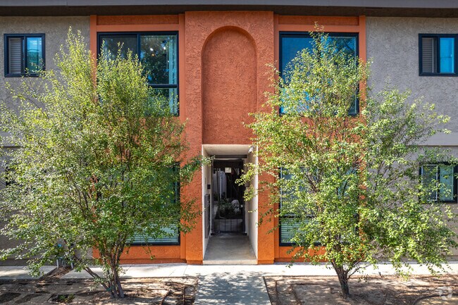 Entrada - 1628 W 218th St