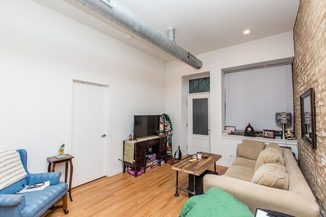 Photo - Video Tour- Sunny 2 Bed w/Laundry. Near 606 and EL. Free Internet. Amazing Deal. Apartment