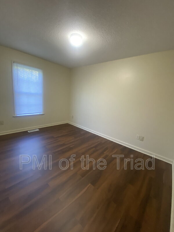 Foto del edificio - 309 Swing Dairy Rd