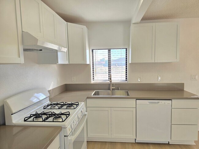 Building Photo - 8249 Catalpa Ave