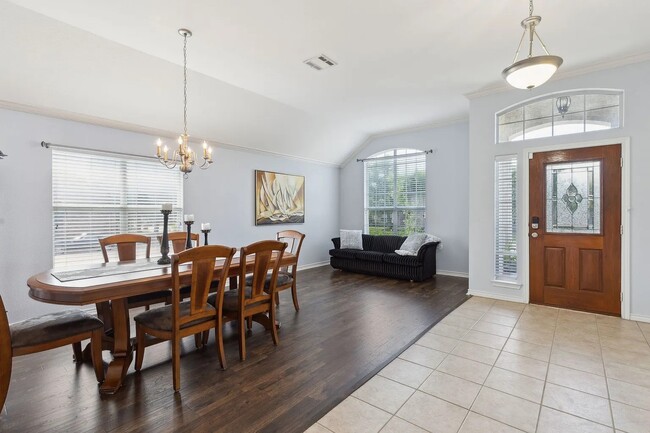 Entry Dining - 5900 Parkplace Dr