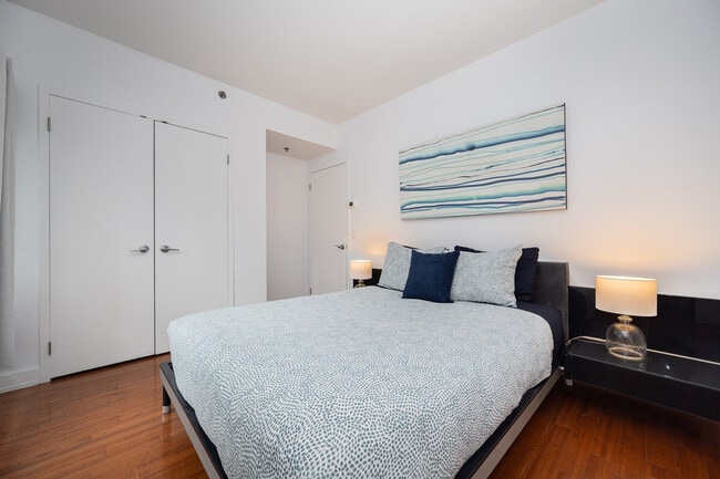 Photo du bâtiment - 244 Rue De la Gauchetière O