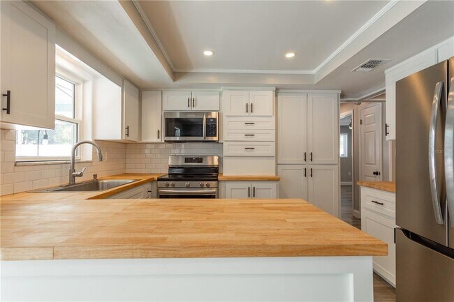 Building Photo - 2021 Valley Dr