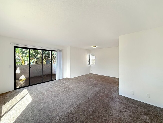 Building Photo - Great 2B/1.5BA Townhome in La Jolla!