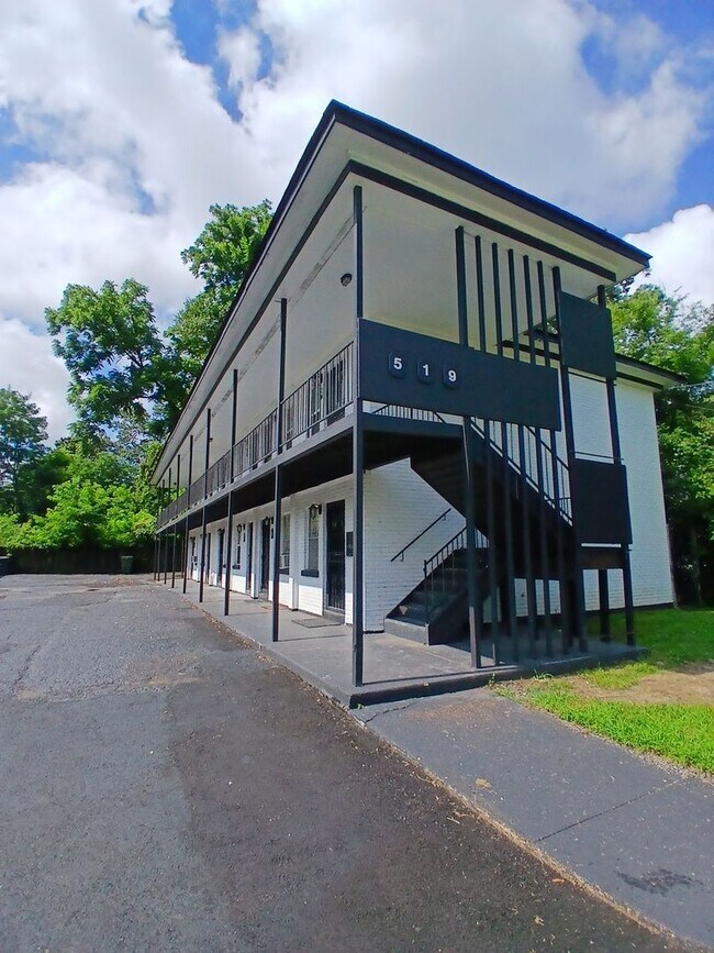 Building Photo - Beautifully Renovated 2 bedroom apartment ...