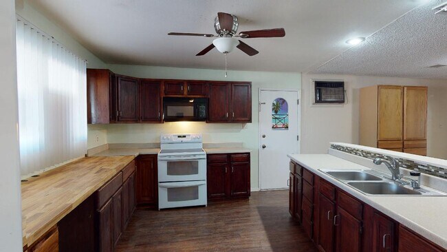 Building Photo - 3233 N El Tovar Ave