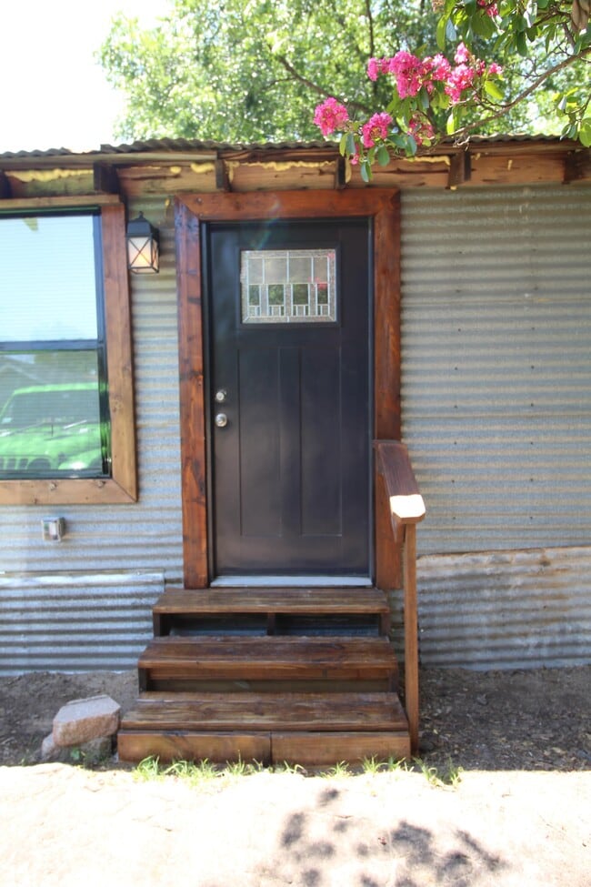 Foto del edificio - 213 N Waldrip St