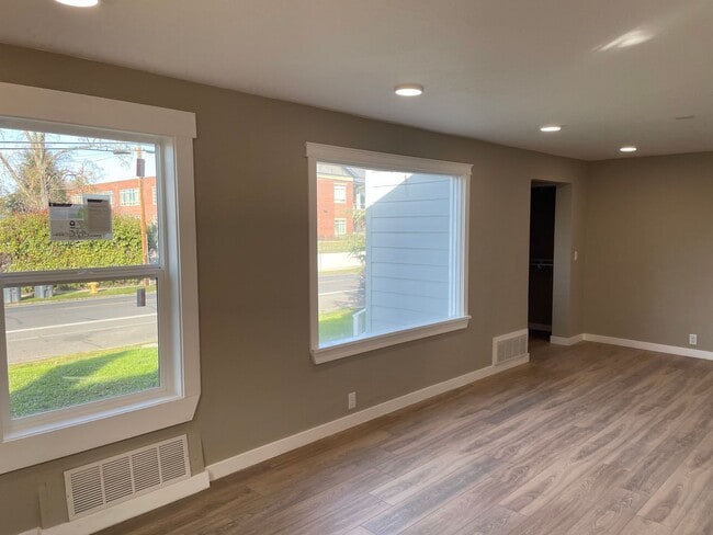 Building Photo - Newly Remodeled 2 Bedroom 1 Bathroom Home***A MUST SEE HOME***