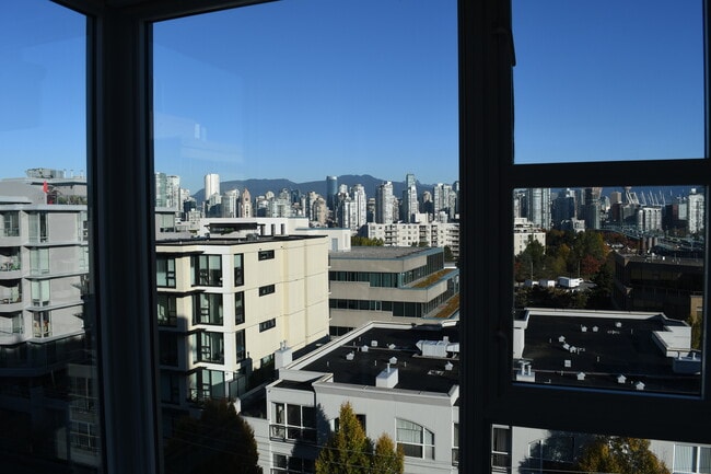 Building Photo - 538 7th Av W