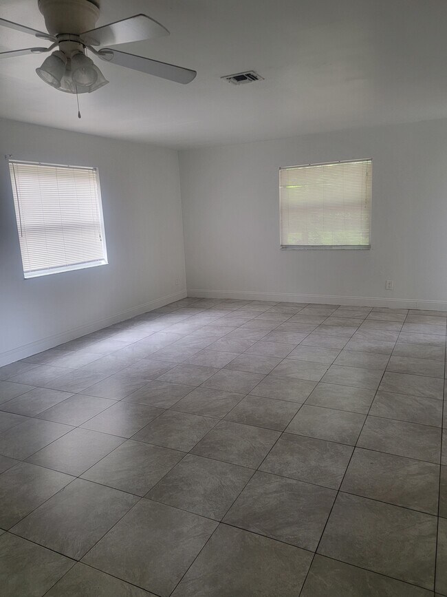 Foto del edificio - 853 SW 9th Ct