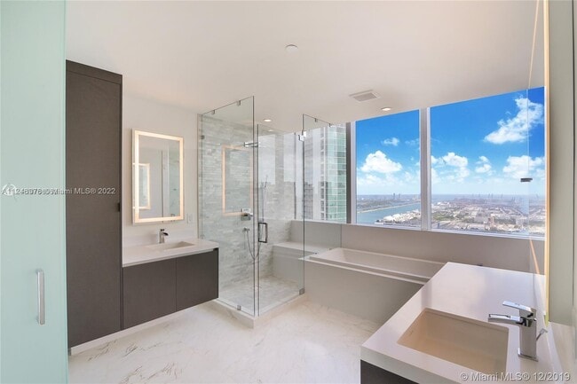 Building Photo - 851 NE 1st Ave