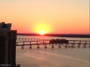 Building Photo - 3000 Oasis Grand Blvd