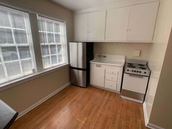 Building Photo - 2823 Thornhill Rd