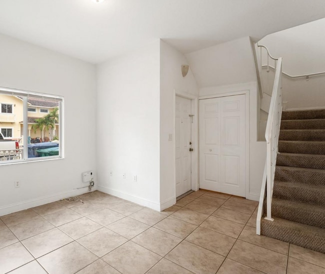 Building Photo - 10832 NW 74th Ct