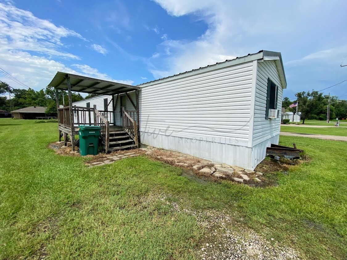 Foto principal - 3-Bedroom Mobile Home in Iowa, LA