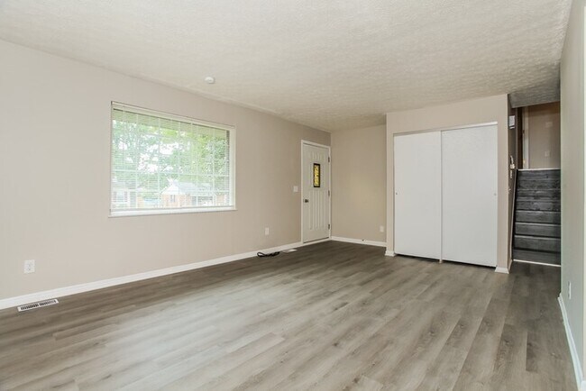 Building Photo - Charming Split Level Home