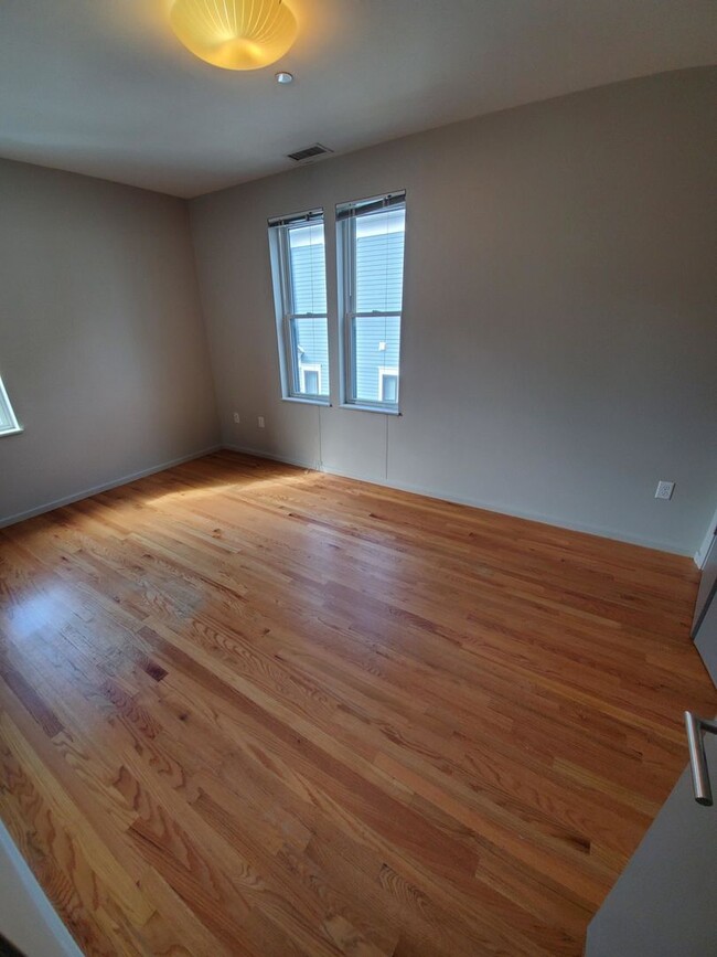 Foto del edificio - HOT ALLSTON LISTING!!!!