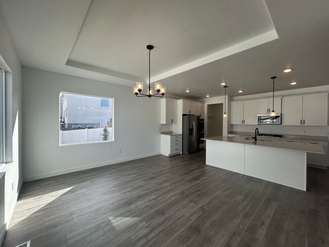 Building Photo - 3 Bedroom 2 Bathroom -Upstairs Apartment-Saddlebrook Dr. Santaquin