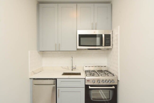 Building Photo - 533 W Belmont Ave