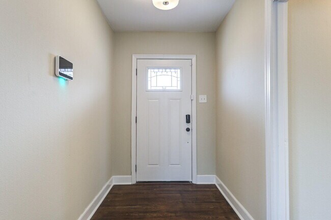 Foto del edificio - 2704 Canton Ave