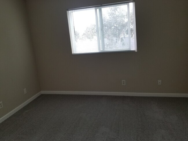 Building Photo - 685 Dartmore Ln