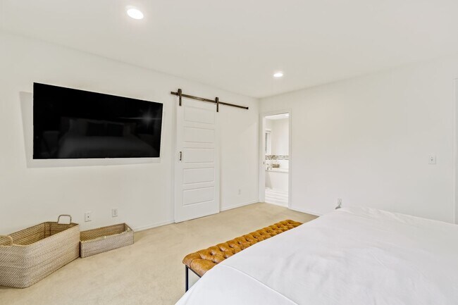 Foto del edificio - Lovely 3 Bedroom + Bonus Room with Spaciou...