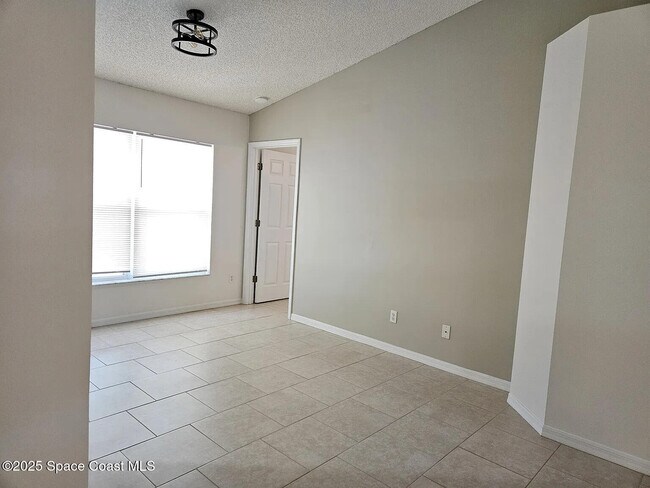 Foto del edificio - 4343 Blue Lake Dr
