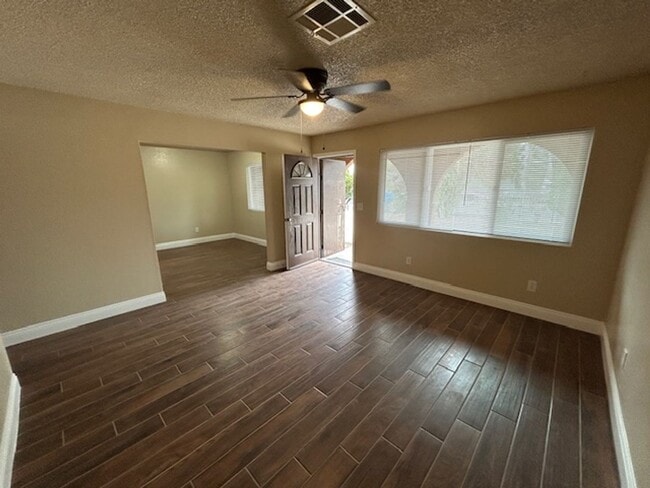 Foto del edificio - *** MOVE IN SPECIAL - $300.00 OFF FIRST MONTHS RENT***